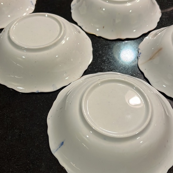 Vintage Flow Blue Bowl with 6 matching fruit bowls. Gold trim and fruit motif. - Picture 15 of 16